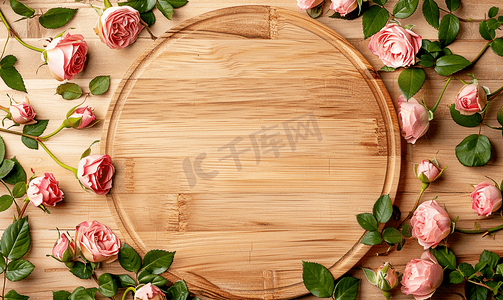 装饰图案框架摄影照片_木板上玫瑰花蕾的圆形框架