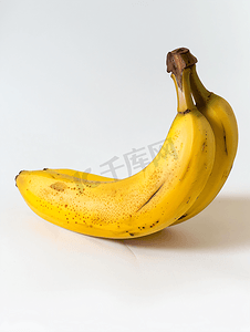 白色背景纤维水果上分离的单黄色成熟香蕉