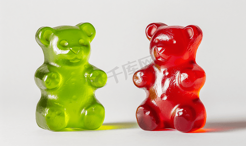 左边是绿色小熊软糖右边是红色小熊软糖一对在一起