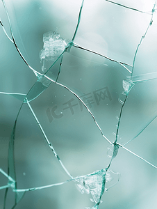 损坏的保护玻璃上有打击痕迹
