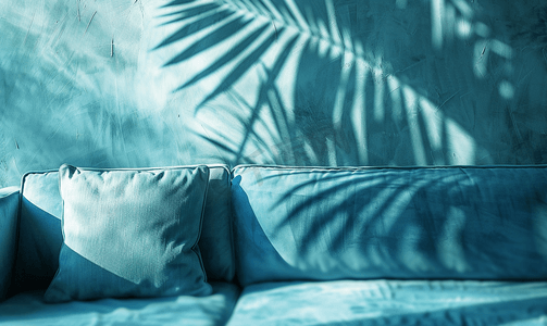 尘土飞扬的蓝色沙发表面有手掌印特写有选择的焦点