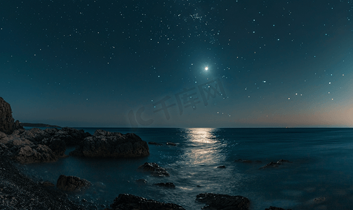 月亮和摄影照片_海上的月亮和星星