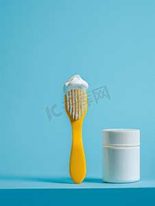清洁护理摄影照片_白色背景下分离的肥皂牙膏滑石牙刷
