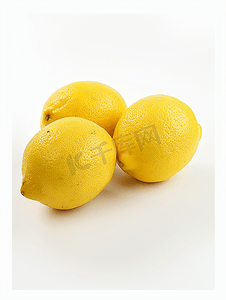 白色背景下特写柠檬中的鲜黄色