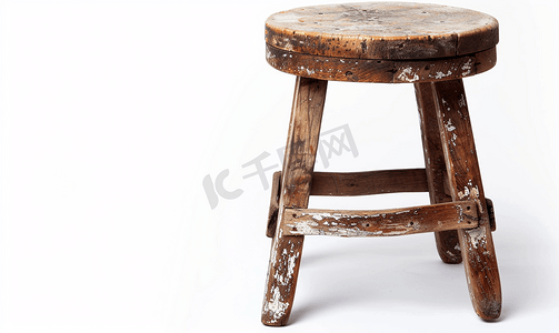 旧木凳与棕色剥落油漆阁楼风格的椅子孤立在白色