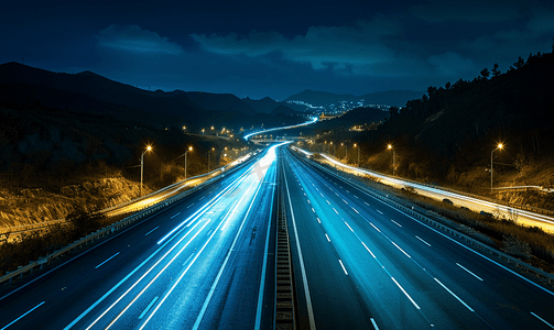 美丽的夜景与空旷的高速公路