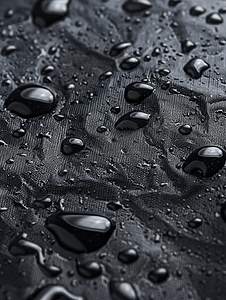 带雨滴的深灰色防水疏水平布特写