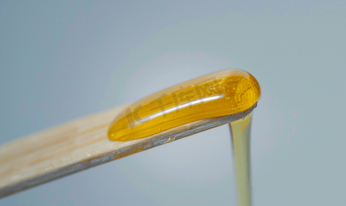 黄色蜂蜜中的木棍特写