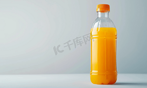 无标签透明塑料瓶中的新鲜橙汁