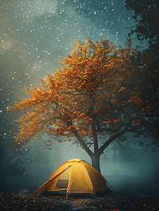 夏日星夜雾气弥漫的树下黄色帐篷
