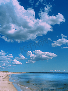 科德角海滩上令人惊叹的深蓝色天空