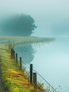 美容夏季摄影照片_夏季河流附近高速公路的早晨雾气浓重设有护栏