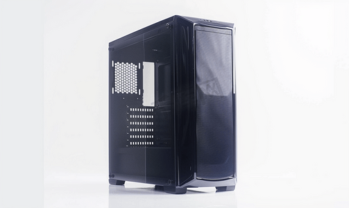 简单、最便宜的黑色中塔式电脑机箱白色背景上孤立