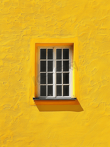 有窗户格子的黄色墙壁