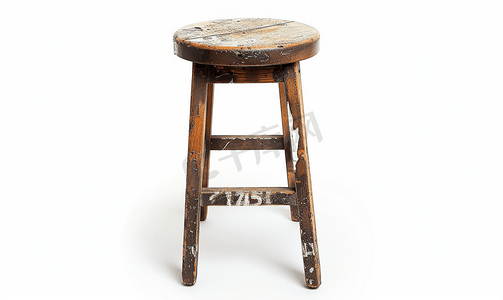 旧木凳与棕色剥落油漆阁楼风格的椅子孤立在白色