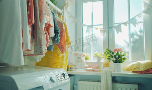 绿色的衣服摄影照片_斯堪的纳维亚室内房间内滚筒烘干机上挂着的衣服