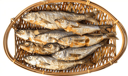 白色背景中隔离的竹柳条上排列的咸干鱼的顶部视图