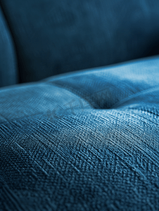尘土飞扬的蓝色床或沙发的平坦表面特写具有选择性焦点