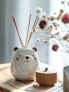 儿童米米摄影照片_木头上的陶瓷纪念品熊头和家用香水扩散器