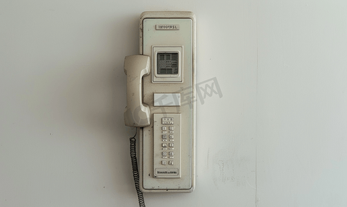 灰色平面上的旧数字门电话