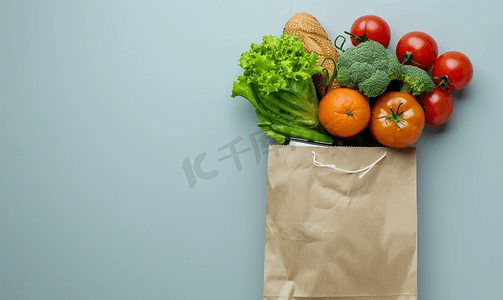 纸袋里装满了健康食品灰色背景上有记事本顶视图平躺