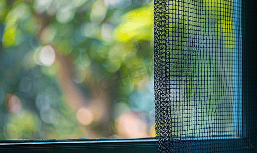 打开房屋窗户上的蚊帐铁丝网防止昆虫