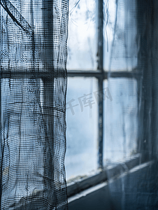 保护屏幕摄影照片_房屋窗户上损坏的蚊帐丝网防虫