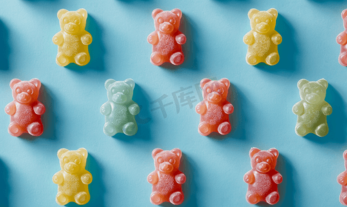 彩色果冻熊的全帧背景紧密地铺在平坦的表面上