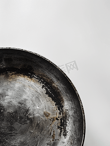 铸铁锅底有一层厚厚的烟灰