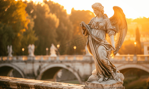 天使头箍摄影照片_游客拍摄罗马桥上的天使雕像