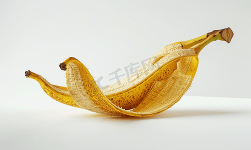 水果水果卡通摄影照片_成熟香蕉皮的侧面视图白色隔离