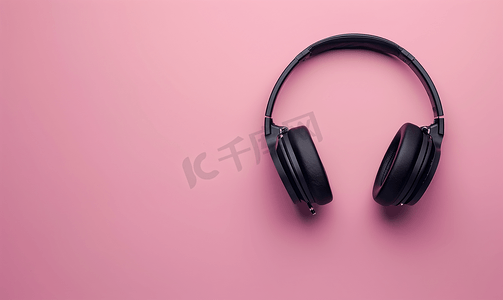 音乐聆听概念黑色耳机位于粉红色背景上