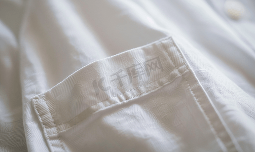 洗衣粉主页摄影照片_白色棉质衬衫上的特写口袋
