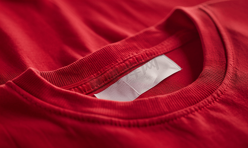 红色针织涤纶运动衫上的白色洗衣护理洗涤说明衣服标签