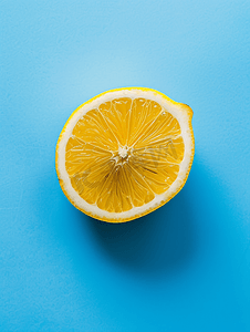 蓝色月亮手绘摄影照片_蓝色背景中突显的新鲜美味柠檬创意简约食品概念