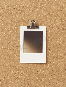 木板边框摄影照片_固定在软木板模板上的空白复古即时相框