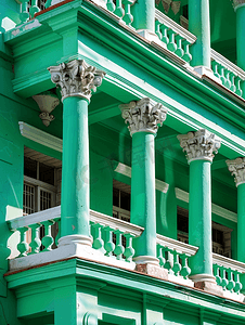 修复后的旧多层建筑古色古香的柱子漆成绿色