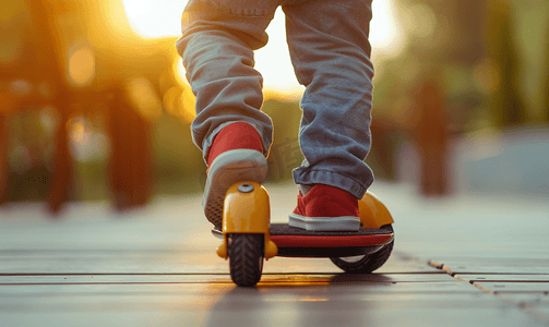 孩子的脚站在自平衡滑板车上后视