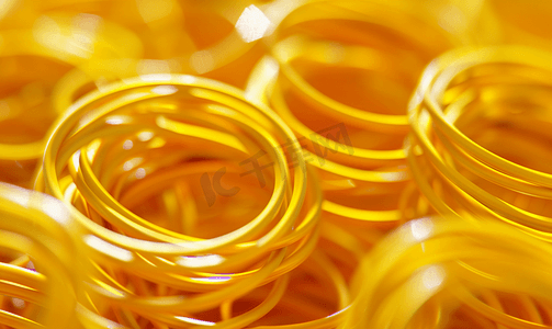 黄色镀镉钢环的抽象背景选择性聚焦特写