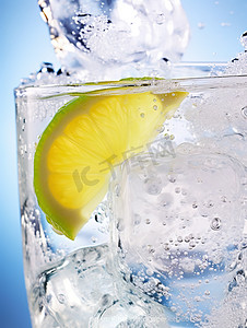 柠檬水和冰块水花特写摄影照片