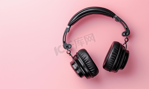 音乐聆听概念黑色耳机位于粉红色背景上
