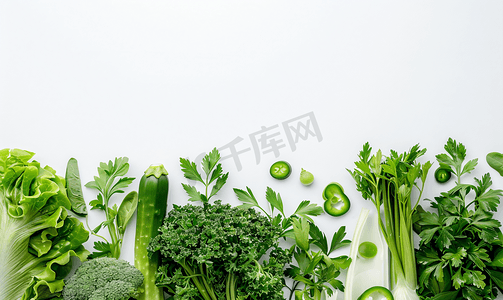 导航栏底部摄影照片_蔬菜概念一些绿色蔬菜排列在白色背景的底部