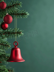 黑色圣诞背景摄影照片_绿色背景中的节日横幅红铃和圣诞树小玩意