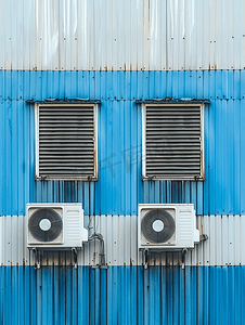 蓝色和白色金属墙上的空调两台双冷凝机组