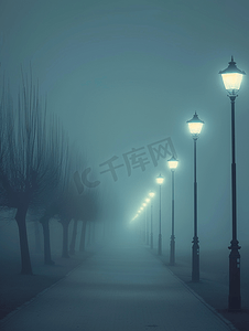 空荡荡的街道摄影照片_空荡荡的雾夜路有一排灯柱