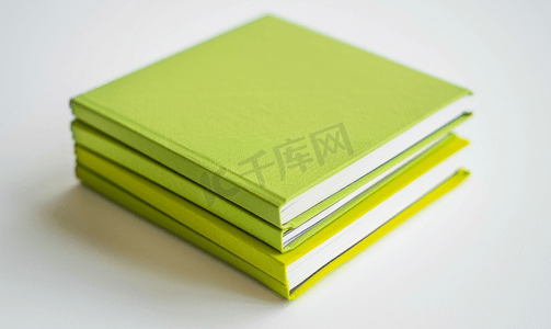 白色背景上带绿色封面的纸质笔记本