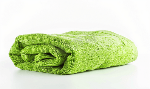 白色背景下的绿色沙滩巾