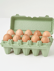 复活节照片摄影照片_绿色纸箱中十几个棕色鸡蛋的孤立照片