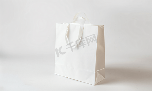 包装设计包装摄影照片_白色背景上孤立的空白白纸袋