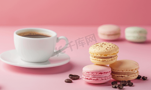 咖啡甜点摄影照片_法式甜点概念色彩柔和的马卡龙和粉红色背景的热咖啡
